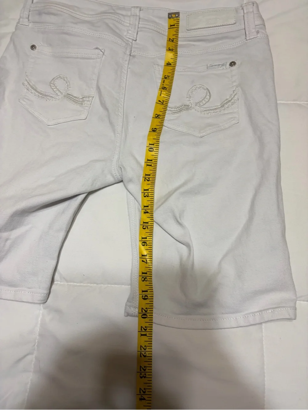 Seven 7 white women’s denim shorts.